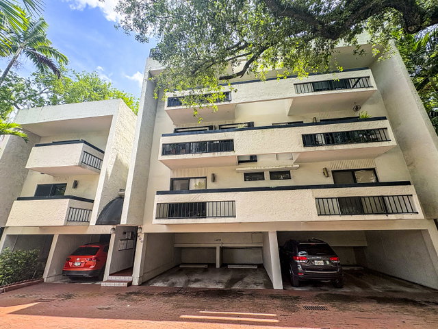 Valencia Townhouse Condo photo 2